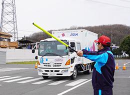 【2tドライバー】◆未経験歓迎◆準中型免許取得支援あり◆長距離なし＆固定ルート◆自社研修施設完備◆完全週休2日