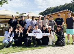 平均年齢は27.4歳と若め。明るい職場で楽しく働けるはずです。