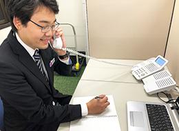 「電話のない時は、館内の清掃や資料の補充をしています。」