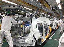 従業員の多くは男性ですが、女性スタッフもいて女性専用寮もあります。