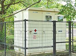 キュービクルは、街中やビルの屋上などで管理されています！