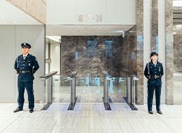 【警備スタッフ】面接一回/未経験歓迎/屋内メイン/平均月収35万円/賞与3.3ヶ月分/家族手当あり/全員面接