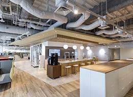 執務スペースの傍らにカフェスペースも常設。情報交換や雑談に利用しています。