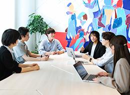 風通しが良く、いつでも何でも周囲に相談できるフラットな人間関係が当社の魅力！