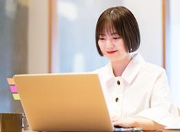 先輩に分からないことを聞いたり、一緒に勉強したり、仲間と助け合いながら働けます！