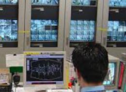 立ちっぱなしの仕事ではありません。座ってモニターを監視するのも、安全を守るための大切な業務です。