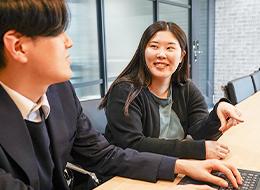 仕事終わりやイベント参加後に社員同士で飲みに行くこともあります。