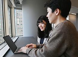 社内にはコミュニケーションスペースを設置しています。仕事の空き時間には雑談で盛り上がることも。