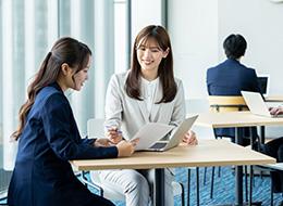 開発エンジニア/年齢・学歴不問/研修・サポート体制充実/自社サービス開発あり/社内副業歓迎