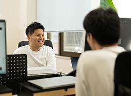 対面でのコミュニケーションはもちろん、Slackなどでも気になることがあれば随時連絡しています！