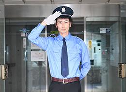 お客さんからの質問に困ったときは、すぐに無線で先輩に聞けるので未経験の私でも安心でした！