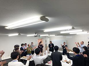 全員で声を合わせ、団結の一本締め。次期へのチャレンジにむけて