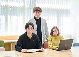 女性エンジニアも在籍！「安定した環境でスキルを磨きたい」という想いのエンジニアが多数活躍しています。