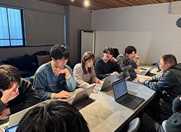 【Webエンジニア】多様な開発案件/フルサイクル/フルリモート/独自の制度が充実/年休120日以上/受託9割