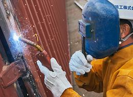 20～30代のスタッフが中心となって日々、港の安全を守っています。（港作業スタッフ／Sさん）