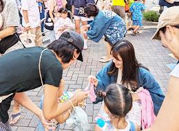 地域の夏祭りの1ページ。街の方々の笑顔が見られる機会がたくさんあります！