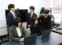 開発エンジニア／保守・運用の経験を活かす／学歴不問／年間休日120日以上／土日祝休み／自社サービスの開発あり