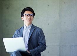 自社内インフラエンジニア／年休129日／賞与年2回／在宅有／家族手当・家賃補助あり／AWS、Azureなど活用