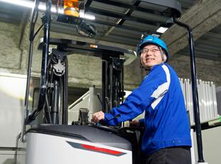 実は国家資格である「フォークリフト免許」。当社なら、入社後に全額会社負担で取得を目指せます！