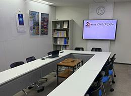 慣れるまでは出社が必要ですが、ある程度マスター後は比較的自由に働いていただけます！