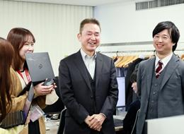 やりたい技術に挑戦できるチャンスとポジションを、PNCなら必ず用意できます。（画中央・代表 長谷川）