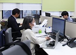 100年の歴史と安定基盤のもと、AIやクラウドなどの最先端技術に挑戦できます。