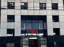 駅前にはたくさんお店もあり、ランチやお買い物にも困りません。出社が楽しみになる環境です。