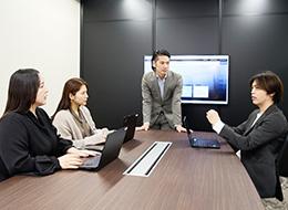 エンジニアの多くは、IT未経験からのスタート。 安心して働ける環境づくりに力を入れています。