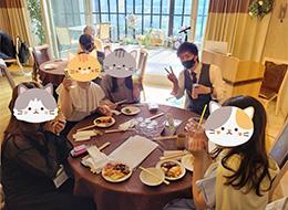 ある日の懇親会風景です。社員運営なのでオジちゃん達は参加出来ません。あ、私も( ﾉД`)ｼｸｼｸ…