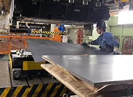 建設機械パーツのプレス加工スタッフ【夜勤】月収38万円可/転職回数不問/年間休日121日/有給取得率83.8％