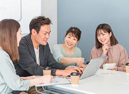 「モダンな技術に挑戦したいという方にも、ピッタリのフィールドですよ」（社員B）