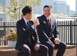 ビルの屋上にはリフレッシュできるスペースを完備！快適に働ける環境も魅力です◎