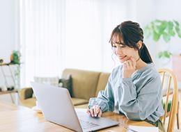 Webクリエイター（動画編集・HPデザイン・アプリ開発等）未経験採用／残業ほぼゼロ／リモートOK／定着率95%