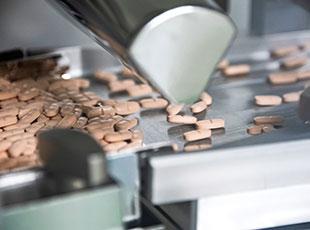 福井県あわら市に3つの製造工場を設け、生産能力年間約30億錠分の設備を保有しています。