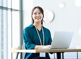 あなたの“ITに挑戦したい”を叶える環境。研修×OJT×仲間の支えで着実に成長できます。