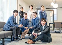 受付スタッフ｜正社員デビューOK｜安心の研修4ヶ月｜賞与年3.8ヶ月｜年休120日｜20代活躍中