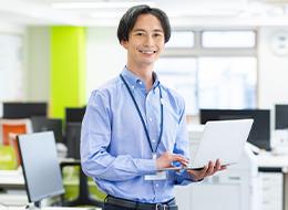 SE／月給30万円～／自社開発＆受託案件有／フルリモート案件有／賞与年3回／定着率95％／前給保証