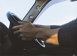 緊急報道車両ドライバー/未経験OK/自動車免許があれば可/平均年収450～500万/正社員/年休120日以上