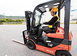 工場内フォークリフトスタッフ（滋賀から転勤なし）★月給25万円～・土日休み・昨年度賞与5ヶ月分