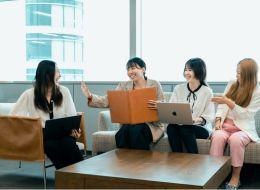 本社で完結するサイン制作。現場対応なしで制作に集中、定時退社も徹底。