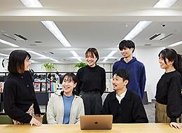 社員同士のコミュニケーションも活発で、職種を超えて質問ができる環境です！