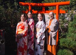 日本文化体験施設「MAIKOYA」の接客・案内スタッフ／英語力が活かせる／未経験者も月給32万円以上スタート