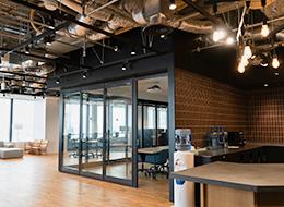 広くてきれいなオフィスも魅力。仕事内容はもちろん、周りを取り巻く環境もモチベーションに♪