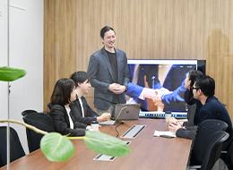 社長を交えてTikTok動画を撮影することも。経営層とメンバーの距離が近く、風通しの良い職場です。