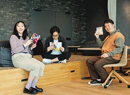 業務時間外はマンガを読むことも！ゲームも一緒にすることがあるんです！