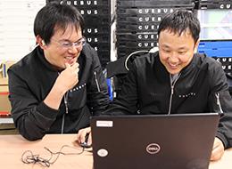 対面での打ち合わせの様子。別拠点メンバーとは、主にDsicordでやり取りをします。