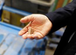 手の中にあるのが、研磨に用いられる「メディア」の一種。様々なメディアを組み合わせることが可能です！