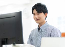 自社内開発エンジニア/経験浅めOK/週4日リモート/フレックス/AI駆動型開発/住宅手当あり/残業10h程度