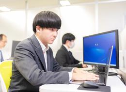ITエンジニア／未経験者は3カ月の実践型研修で勉強に集中／経験者も最大2カ月間は研修を実施／年休126日