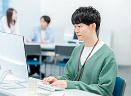 SE・PG／リモート8割／前給UP保証／運用・保守から設計・構築へ／チーム参画だから安心して上流へ挑戦できる！